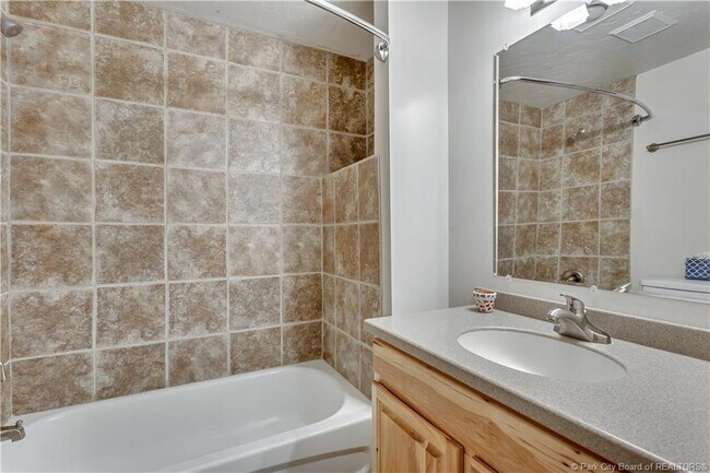 Building Photo - 430 Parkview Dr