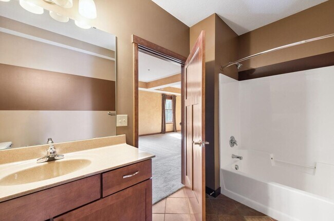 Building Photo - 1 BR/1 BA Crocus Hill Charmer!