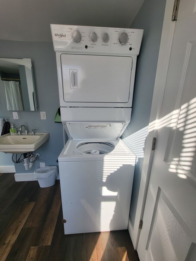 Building Photo - Fully Furnished Single Family Home In Akron