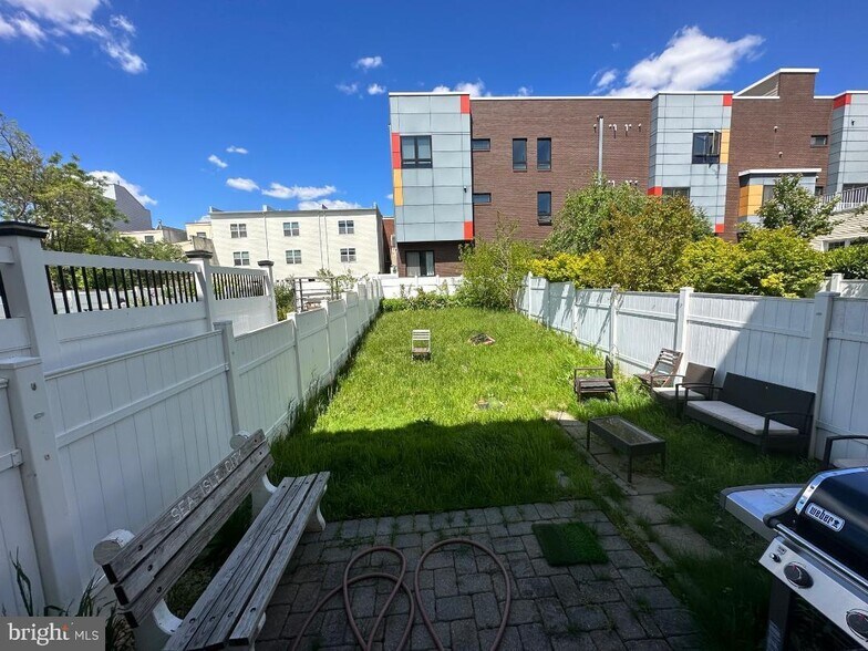 Building Photo - 513 Carpenter St