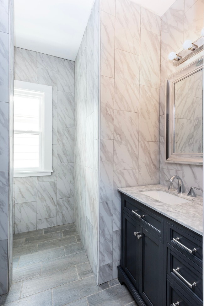 Building Photo - 275 Ontario St