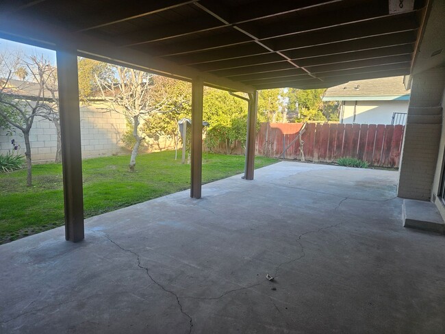 Building Photo - Great home in Fresno, Gorgeous Landscaping!