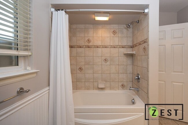 Building Photo - Beautiful 2 Bed 1.5 Bath Townhome available August 15th!