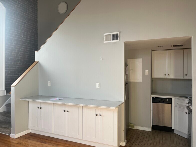 Building Photo - 491 Valley St