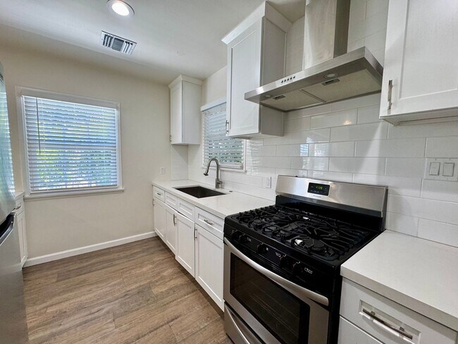 Building Photo - Large front unit apartment with patio