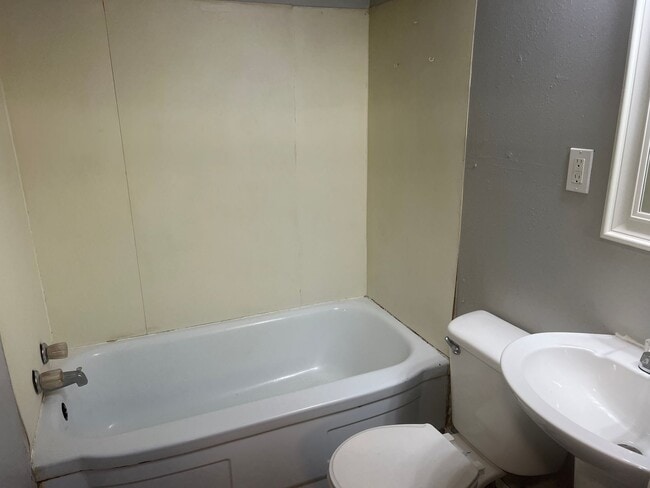 Building Photo - COZY 1 bedroom 1 bathroom