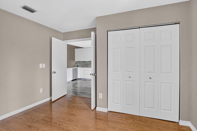 Building Photo - 301 Club Cir