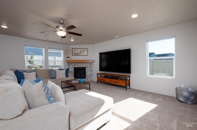 Building Photo - Spacious Modern Home w/Open Floor-Plan