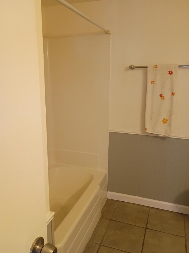 Building Photo - 2694 E Oakleaf Dr