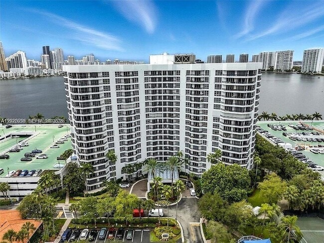 Building Photo - 3600 Mystic Pointe Dr