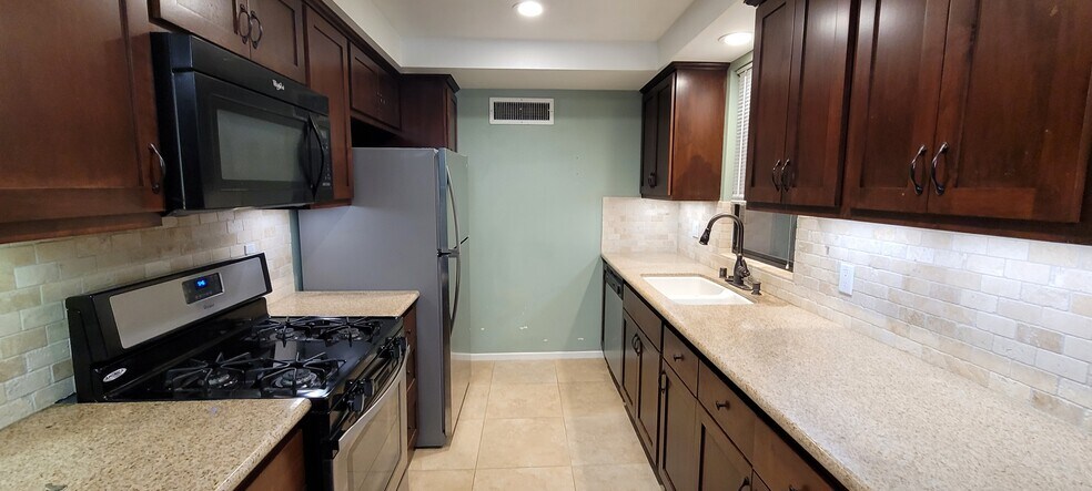 Primary Photo - 2349 S Bentley Ave