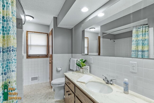 Building Photo - 4 Bedroom Home in Brooklyn Center