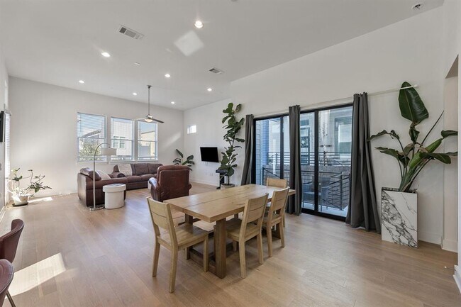 Building Photo - 6101 Florencia Ln