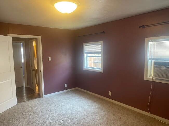 Building Photo - 908 Maple St
