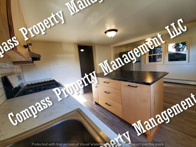 Building Photo - $1595 - 4 Bed, 1.5 Bath Half Double Home -...