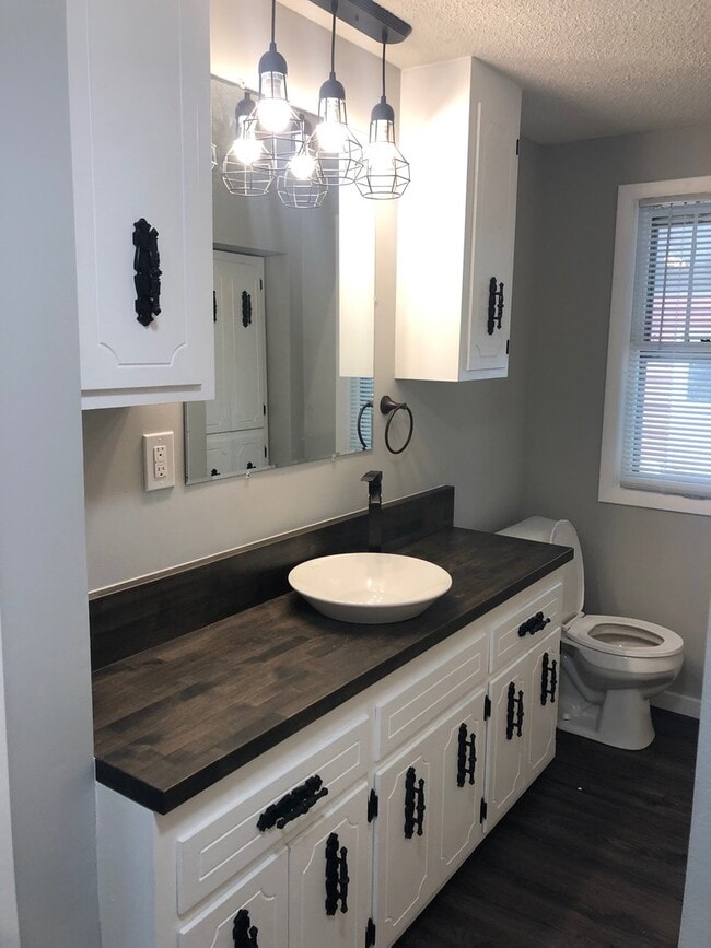 Building Photo - Single Family Home - River Views - Updated Finishes!