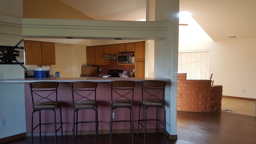 Bar counter into kitchen - 6 Vista Bonita Dr