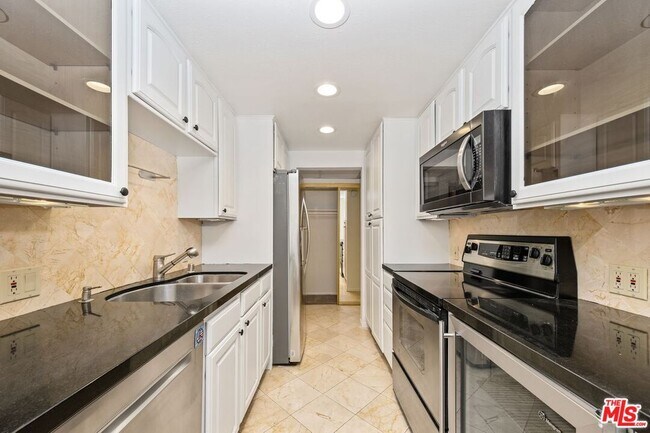 Building Photo - 1131 Alta Loma Rd