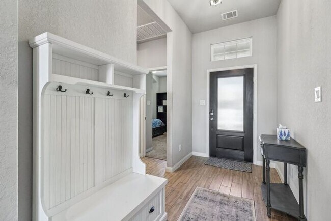 Building Photo - Spacious 1.5 Story Home with a Versatile F...