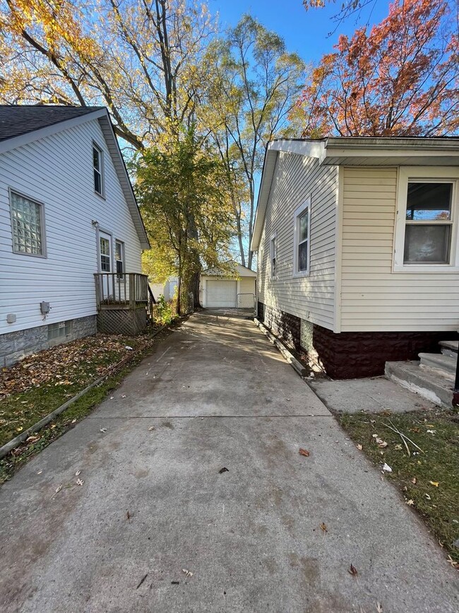 Building Photo - Charming 2bd/2ba Bungalow in Madison Heights