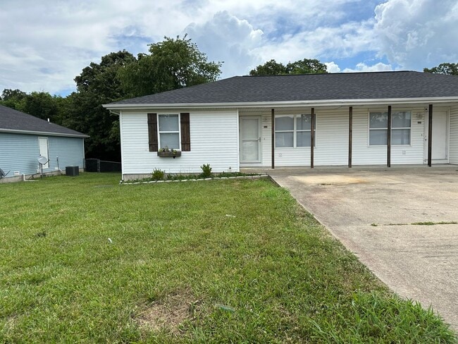 Primary Photo - 2 Bedroom, 1 Bathroom Newly Remodeled Duplex