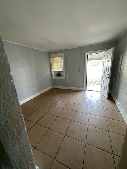 Building Photo - 2534 Moncrief Rd