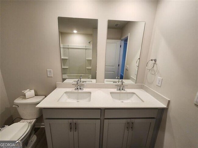Building Photo - 235 Vly Oak Dr