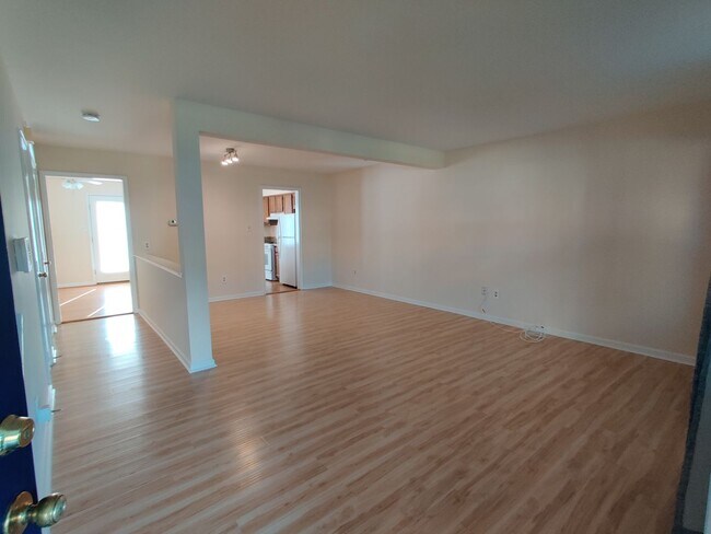 Building Photo - Newer 3 bedroom home