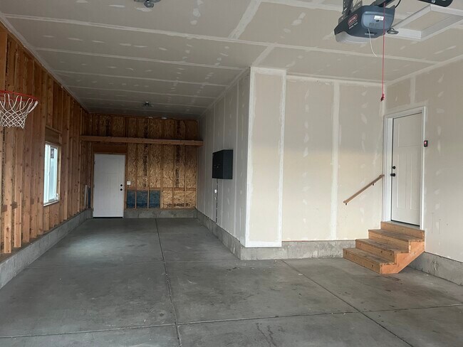 Garage with Tandem bay - 564 W Sanford St