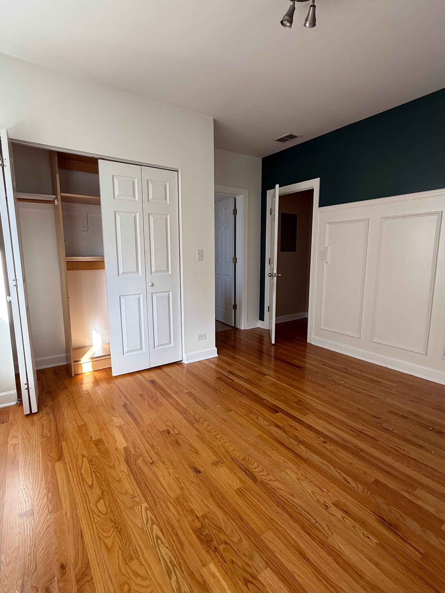 Building Photo - 6204 N Claremont Ave