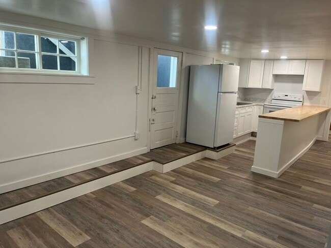 Building Photo - 1 Bed/1 bath Basement unit in Downtown Victorian Home!