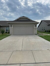 Building Photo - Beautiful 3-Bedroom Duplex with 2 Full Bat...