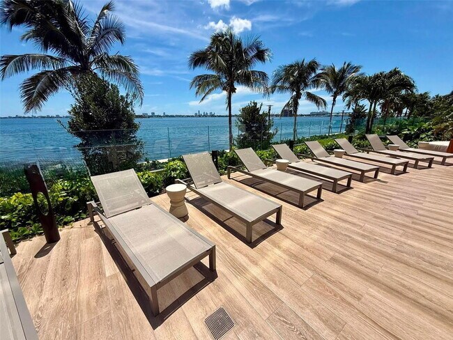 Building Photo - 700 NE 24th St