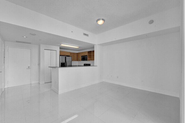 Building Photo - 1 bedroom and 1 bath condo located east side of Biscayne Blvd Miami Florida