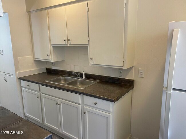 Building Photo - 33 E Ruth Ave