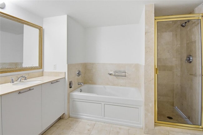 Building Photo - 1800 N Bayshore Dr