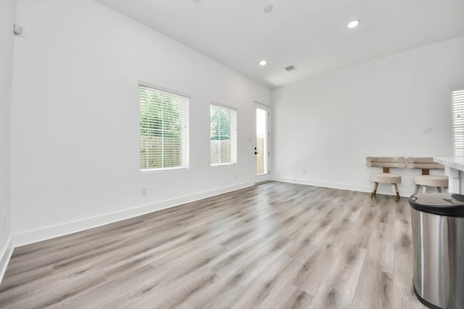 Building Photo - 318 Neyland St
