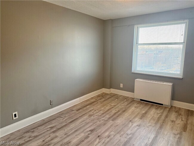 Building Photo - 11850 Edgewater Dr