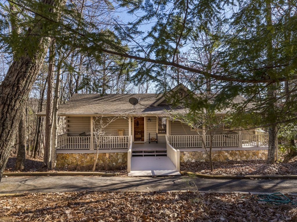 Front of cabin in the winter - 404 Owls Brow