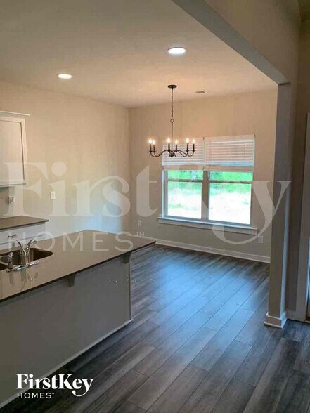 Building Photo - 305 Avalon Wy