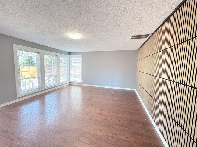 Building Photo - 4 Bedroom 2.5 Bathroom Home in NW Salem!