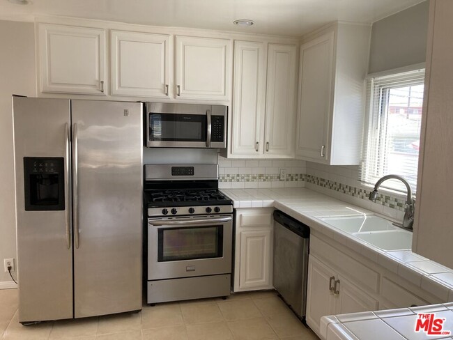 Building Photo - 6607 W 87th St