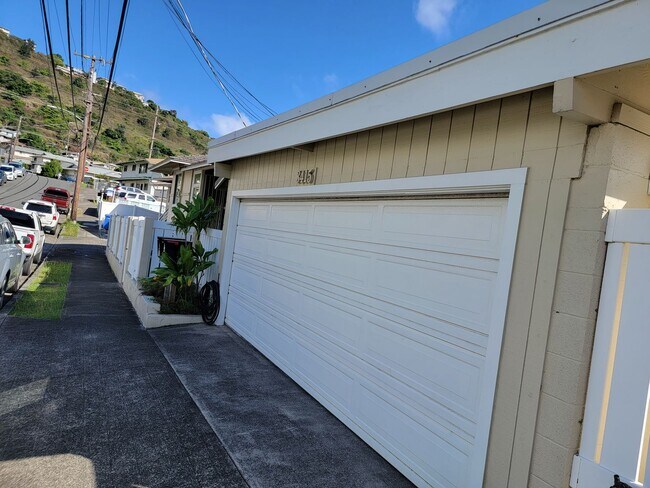 Building Photo - Large Upstairs Unit, Split AC, Renovated