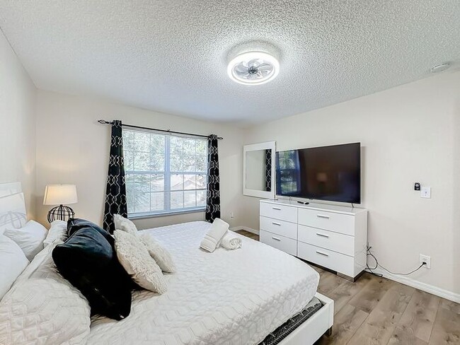 Building Photo - STUNNING Emerald Island Resort 5 bedroom 4.5 bath Luxury Home FULLY FURNISHED! 3 miles from Disney!