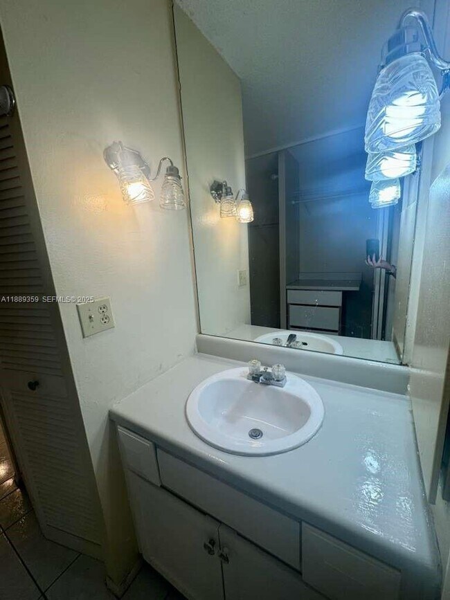 Building Photo - 3720 Inverrary Dr