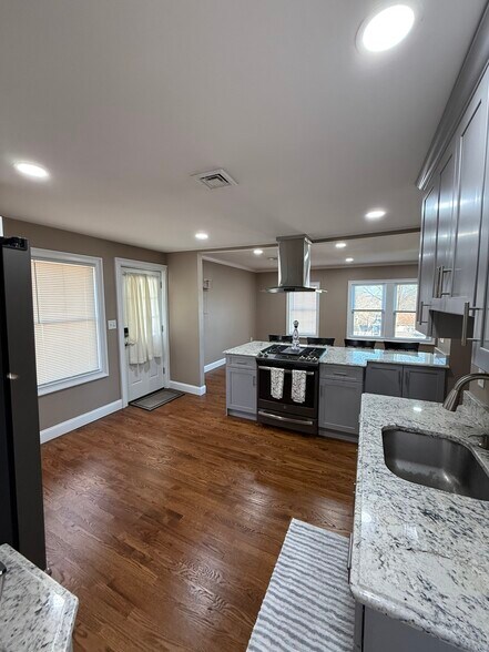 Building Photo - 15 Howard Ave