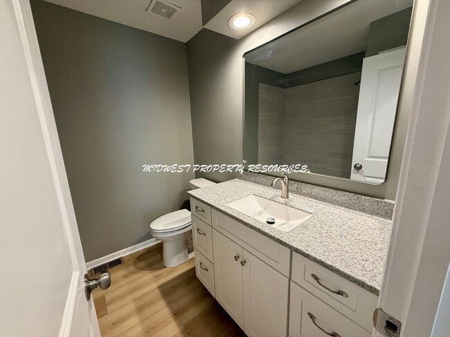 Building Photo - Large Updated 3 Bedroom/2 Bath Duplex in L...
