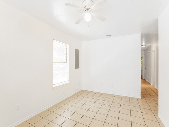 Building Photo - 315 Isbell Rd