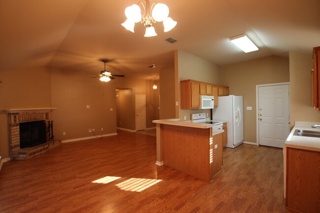 Building Photo - Coming Soon! 3 Bedroom in Flint!