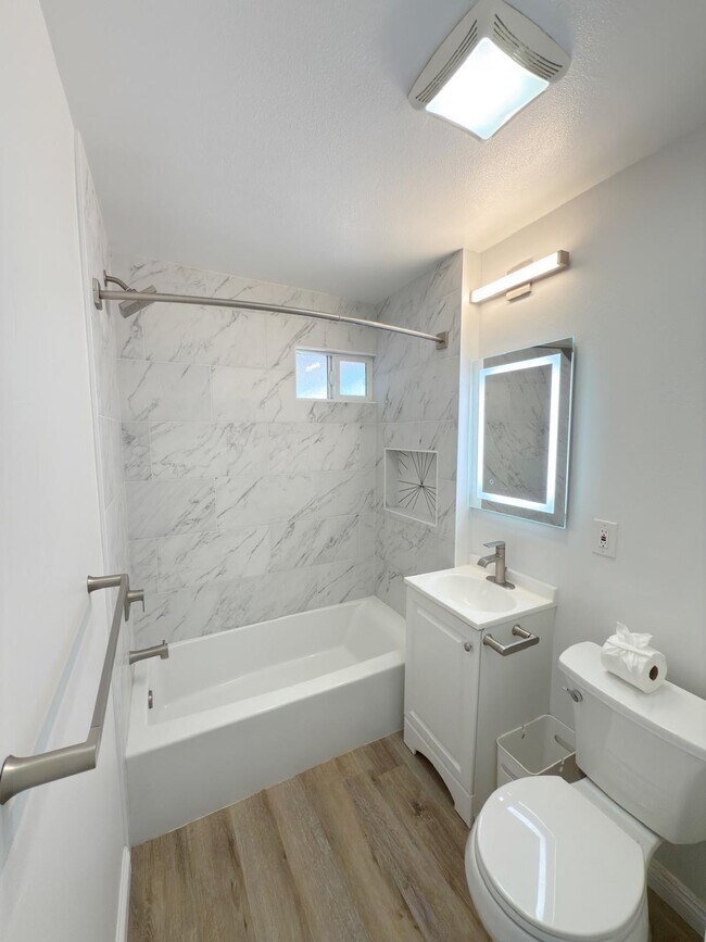 Building Photo - Atwater Village Bungalow Unit #1